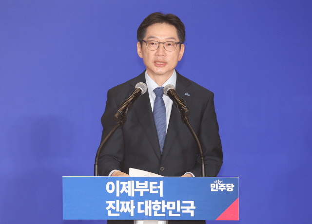 발언하는 김경수 총괄선대위원장       (서울=연합뉴스) 박동주 기자 = 총괄선대위원장을 맡은 김경수 전 경남지사가 30일 서울 여의도 국회 의원회관에서 열린 더불어민주당 제21대 대통령선거 '진짜 대한민국' 중앙선거대책위원회 출범식에서 발언하고 있다. 2025.4.30      pdj6635@yna.co.kr  (끝)      <저작권자(c) 연합뉴스, 무단 전재-재배포, AI 학습 및 활용 금지>